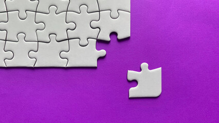 Obraz premium Jigsaw puzzle on purple background with customizable space for text or ideas. Copy space