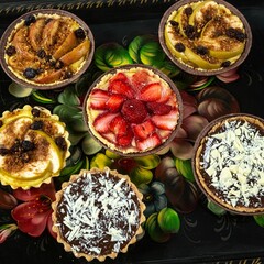 Fruit and chocolate pies on a floral patterned background © Imago/Wirestock Creators