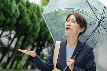 女性・雨・傘