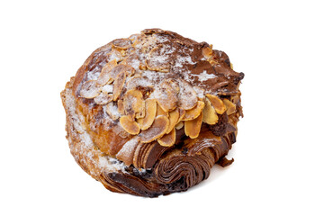 pain au chocolat et amandes en gros plan isolé dur un fond blanc