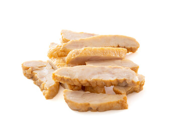 morceaux de filet de poulet rôti isolé sur un fond blanc