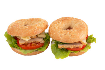 bagel au poulet et crudités en gros plan isolé sur un fond blanc
