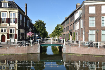 Petit pont sur le canal à Leiden. Pays-Bas