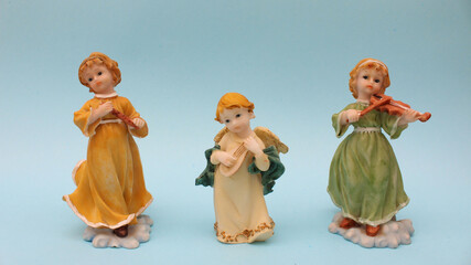 Figuras de ángeles de cerámica con instrumentos musicales