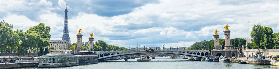 Fotobehang Pont Alexandre III Pont Alexandre III-brug, de Eiffeltoren en de rivier de Seine in Parijs, Frankrijk