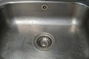 Obraz premium Closeup of the sink that has just been washed.