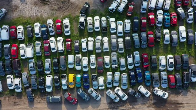 Lote terreno con coches carros veh&iacute;culos coloridos viejos inservibles abandonados en desuso en un terreno mucha contaminaci&oacute;n