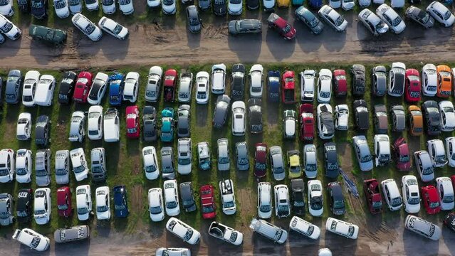Lote terreno con coches carros veh&iacute;culos coloridos viejos inservibles abandonados en desuso en un terreno mucha contaminaci&oacute;n