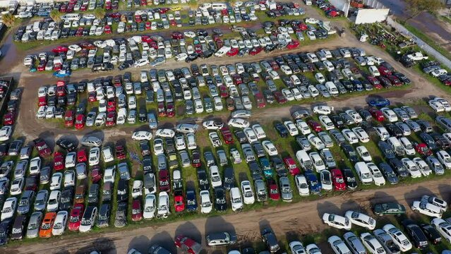 Lote terreno con coches carros veh&iacute;culos coloridos viejos inservibles abandonados en desuso en un terreno mucha contaminaci&oacute;n