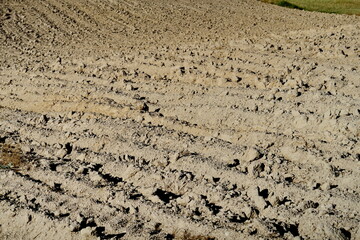 Sol de terre labouré.