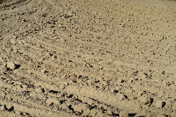 Sol de terre labouré.