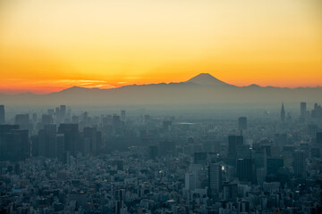 Fototapeta premium Sunset over the city of Tokyo with Mount Fuji in the background. Photo taken from the tokyo sky tree with a beautiful view of the metropolis, a clear sky and the Japanese mountains in the distance.
