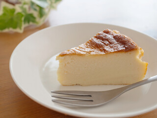 皿の上のバスクチーズケーキ