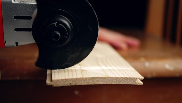 Using a power multi tool to saw wood