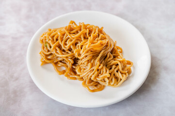 炒めたこんにゃく麺