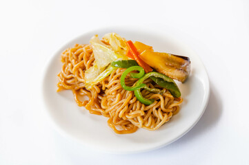 炒めたこんにゃく麺と野菜