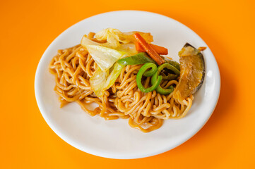 炒めたこんにゃく麺と野菜