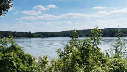 Fototapeta premium Einer einzigartigen Wasserlandschaft und Naturshutzgebiet rund um Berlin. Panoramablick auf die Flusslandschaft der Havel zwischen Breitehorn und Grunenwald