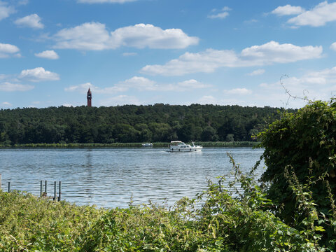 Wasserlandschaft  rund um Berlin. Panoramablick auf die Flusslandschaft der Havel im Brandenburg mit Blick auf Grünenwaldturm in roten Backsteinen