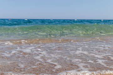 Fototapeta na wymiar waves of the sea hitting the shore, foamy waves.