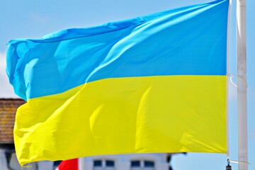 Ukrainische Nationalflagge im Wind - obrazy, fototapety, plakaty