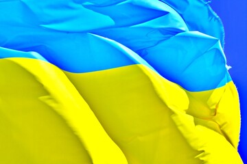 Ukrainische Nationalflagge im Wind