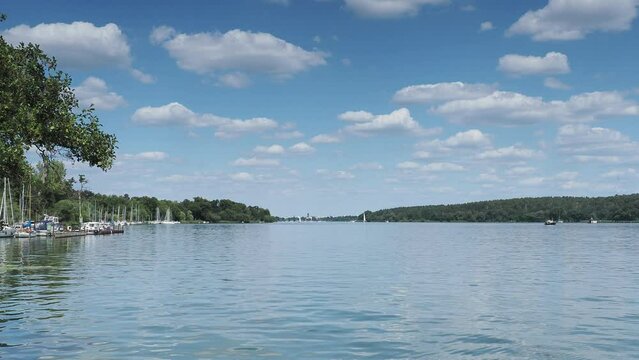 Havelsee im Brandenburg. Einzigartigen Wasserlandschaft und Naturshutzgebiet rund um Berlin-Grunewald