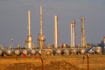 Oil and gas industry, tanks for liquid gas and crude oil