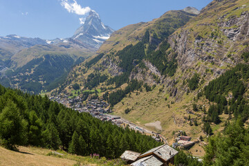 Fototapeta na wymiar Vue sur Zermatt et le Cervin