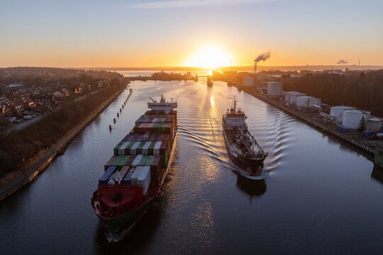 Reger Schiffsverkehr an der kieler Schleuse des Nord-Ostsee-Kanals