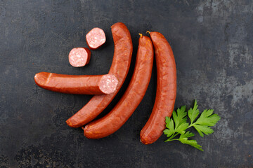 Traditionelle rohe bayrische scharfe Bratwurst mit Chili angeboten als Draufsicht auf rustikalen...