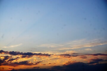 Sonnenuntergang am Himmel am Abend im Sommer