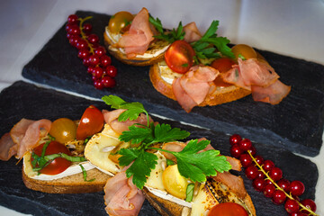 Brotzeit, Brot mit Schinken und Käse