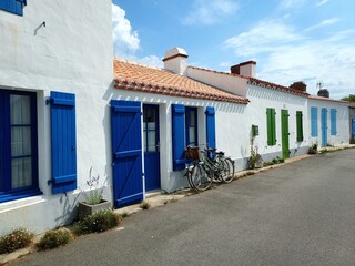 Fototapeta na wymiar dédale de ruelles pittoresques à noirmoutier en île, vendée, pays de la Loire, France
