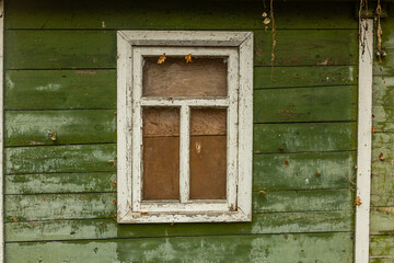 Fototapeta na wymiar Window of a wooden old house