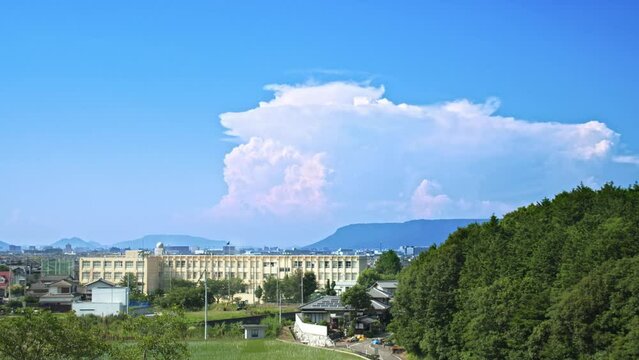 真夏の青空　入道雲と校舎　遠景に屋島（香川県）