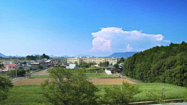 真夏の青空　入道雲と校舎　遠景に屋島（香川県）