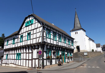 Fachwerkhaus und katholische Pfarrkirche St. Johannes
