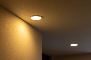 天井に二つの小さなダウンライト