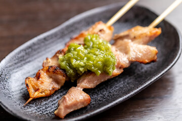 わさびとトッピングした鶏肉の串焼き