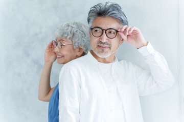 眼鏡をかけたグレイヘアのカップルのポートレート