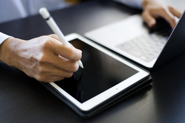 タッチペンでタブレット端末を操作する　Use digital smart pen to write on a tablet