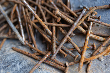 Pile of rusted nails after use and dried in the rain. not kept until it becomes rusty brown and is dangerous It is a risk of accidents.