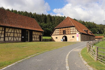 Fototapeta na wymiar Gerätemuseum Alte Schäferei bei Ahorn bei Coburg Fachwerk alter Stadel Bauernhof