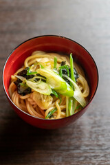 鍋の〆ラーメンをお椀によそう