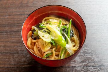 鍋の〆ラーメンをお椀によそう