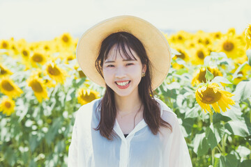 向日葵と笑顔の女性　sunflower and smiling woman