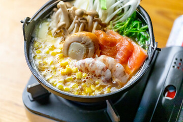 北海風海鮮味噌バター鍋を煮込む