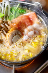 北海風海鮮味噌バター鍋を煮込む