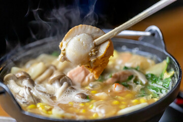 北海風海鮮味噌バター鍋を煮込む